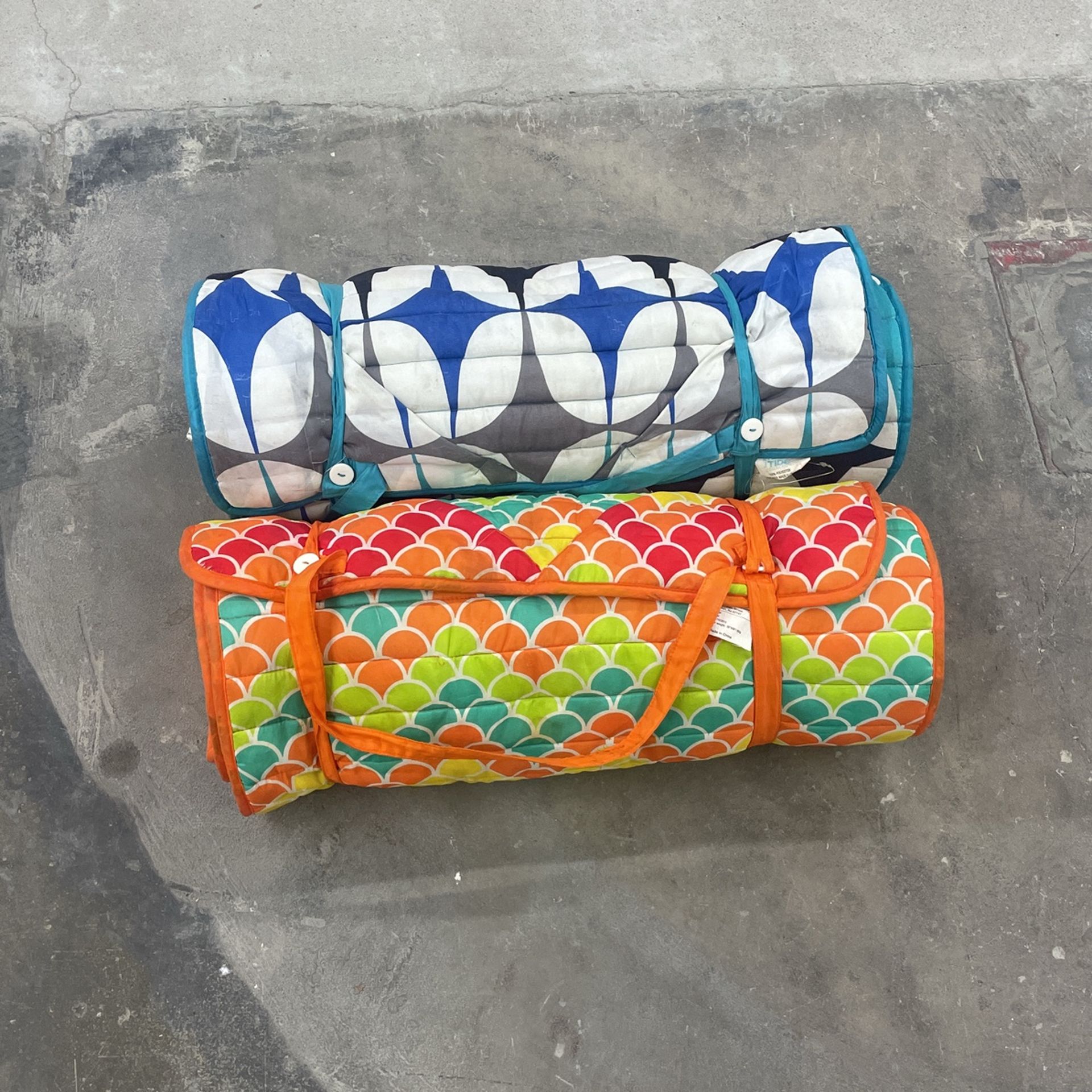 Beach mat with headrest