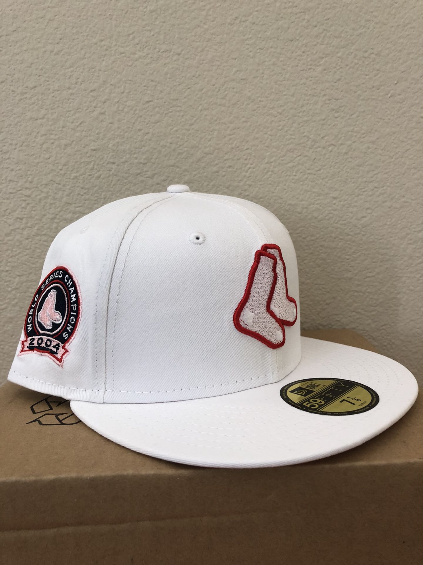 Sports World165 BOSTON RED SOX 2004 WORLD SERIES CHAMPIONS SNOW WHITE  COLLECTION PINK BRIM NEW ERA FITTED HAT for Sale in Murrieta, CA - OfferUp