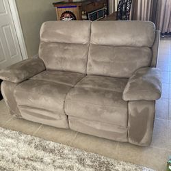 Loveseat, no recliners very clean excellent condition