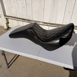 LE PERA KICKFLIP SEAT - DIAMOND - BLACK - FXBB/FXBBS/FLSL/FXST '18-'23 (STANDARD)