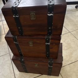 Set of 3 Vintage Style Wooden Trunks with Metal Accents, Brown/Black