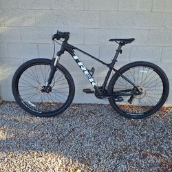 TREK MARLIN  5 MOUNTAIN BIKE 29 ER LIKE NEW ( MEDIUM/ LARGE) 