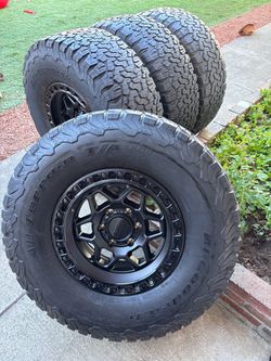 New KMC 6x139.7 and used tires 315/70/17