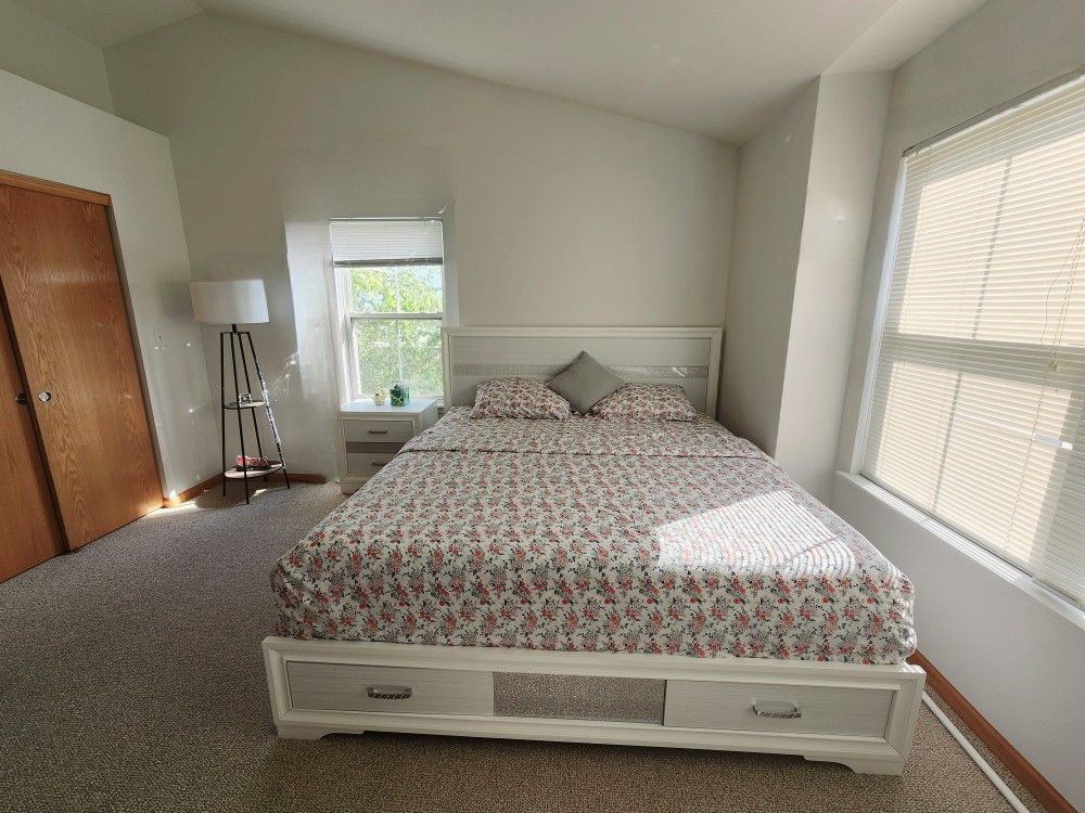 5 Pieces Kingsize Bed with nightstand, Chest, Dresser, Mirror LIKE NEW (Free Mattress)