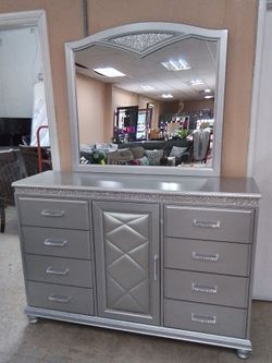 New Dresser with Mirror Sample Flor Only $400 cash