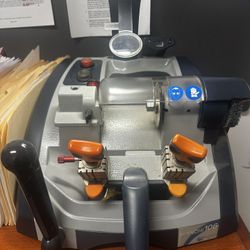 BRAND NEW KEY CUTTING MACHINE ..W/ BLANKS β¦
