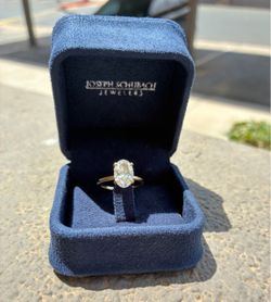 Oval Cut Diamond Engagement Ring