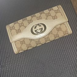 Gucci Wallet ... Great Conditions.. Got It As A Gift .. Never Actually Used It