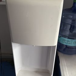 Free water dispenser