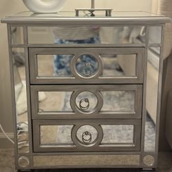 Pair of Nightstands/Accent table