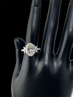 4 carat Oval-Cut diamond and side marquise shape Diamond Ring