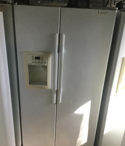 Hotpoint side by side refrigerator/ 90 day warranty/ delivery available