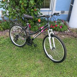 Roadmaster Mountain Bike Black and Pink  26” only  used three times like new garage kept