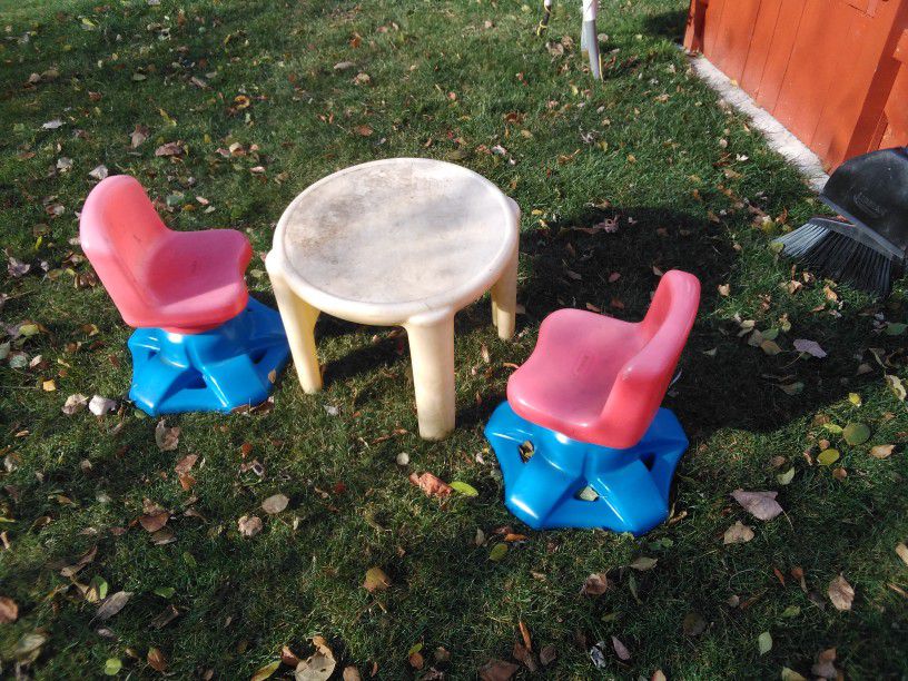 Outdoor kids plastic table and chairs