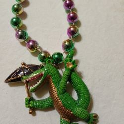 BRAND NEW ALLIGATOR NECKLACE HOLDING AN UMBRELLA 