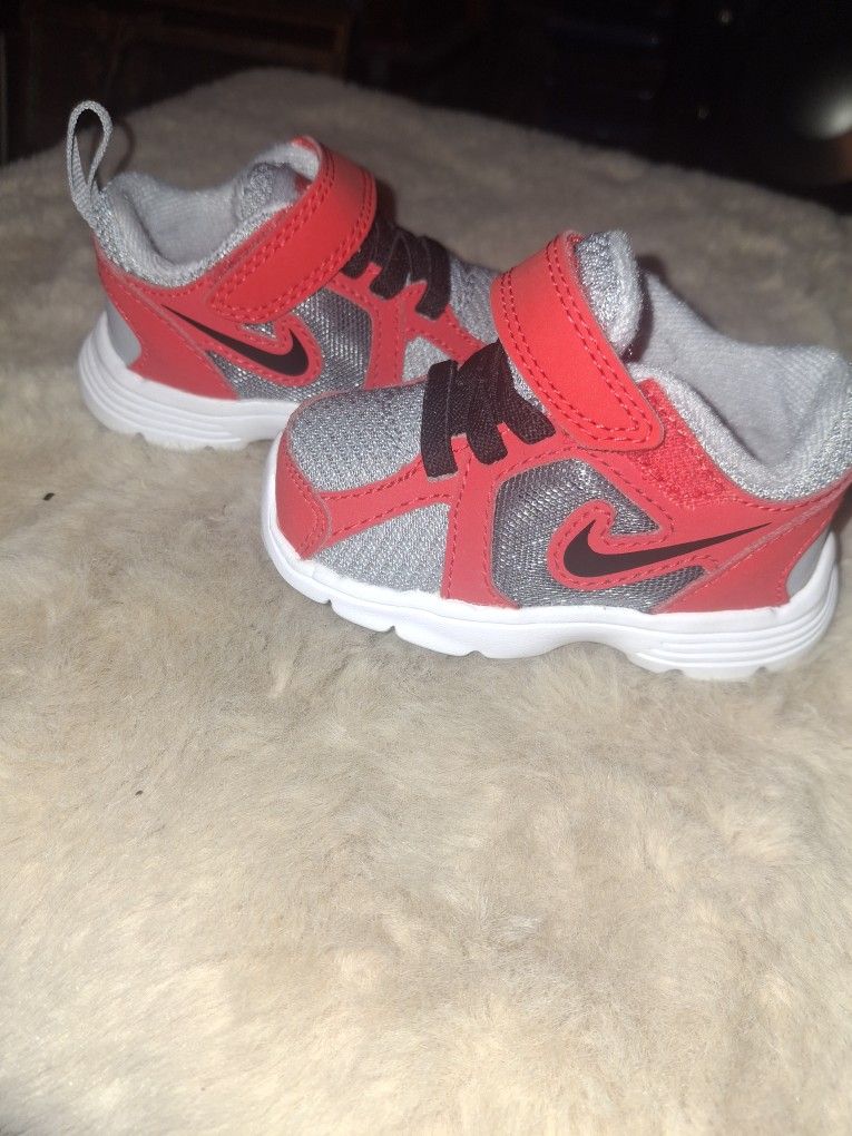 NEW TODDLERS SHOES SIZE 3.C NIKES