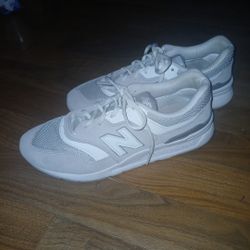 Women New Balance  Tennis Shoes....(new)