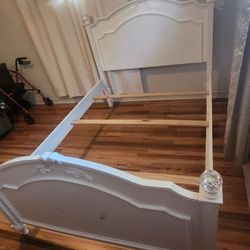 🎁BEAUTIFUL WHITE COLOR FULL SIZE BED FRAME 🎁