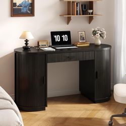 B831 $130  58 Inch Fluted Executive Desk with Drawers, Large Computer Desk with Charging Station, Mid Century Modern Desk for Home Office, Living Room