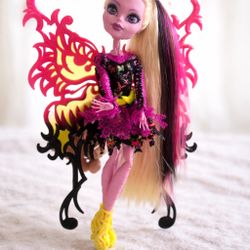 Monster High Bonita Femur Freaky Fusion Fashion Doll Wings Blonde Black Hair