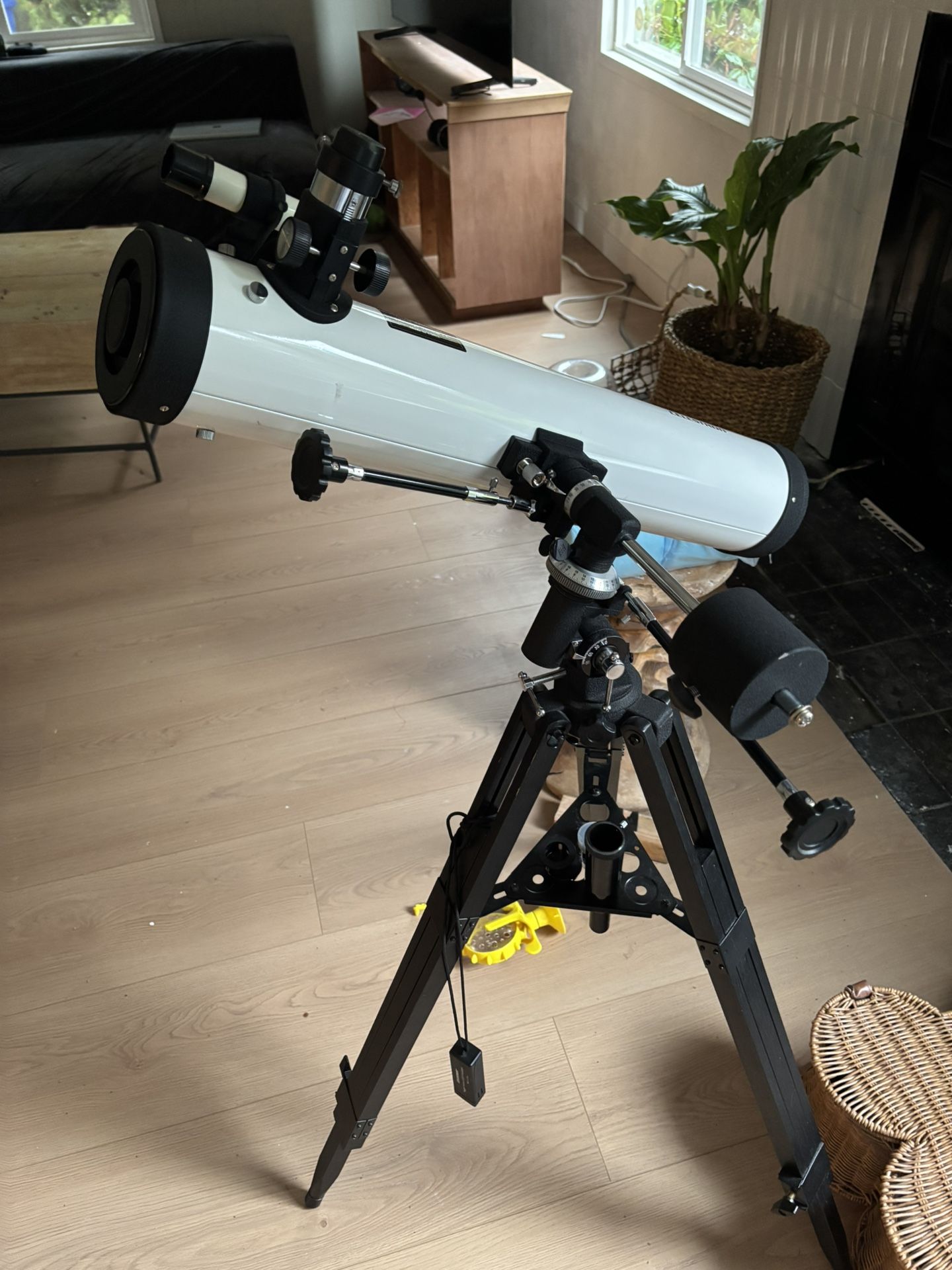 LOW PRICE MOVING- $690 RETAIL LARGE CELESTRON TELESCOPE