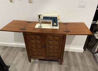 Vintage golden touch & Sew Deluxe Zig Zag 640 Sewing Machine with table
