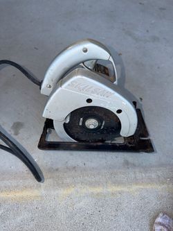 SKIL skilsaw corded 5.5" compact saw model 533. Is rusted from age see pics