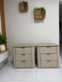 New Two modern nights stand/ 2 mesitas de noches nuevas