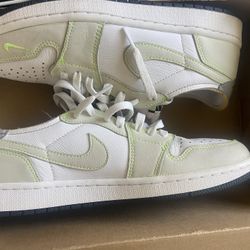 Air Jordan 1 Retro Low OG 'Ghost Green'