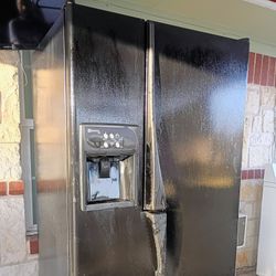 Very Nice Side-by-Side Refrigerator - (Works Great!) 