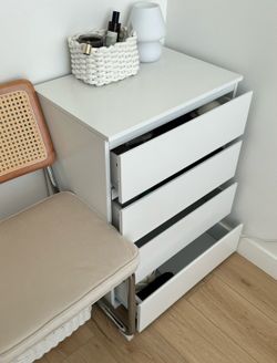 White 4-Drawer Dresser / Chest