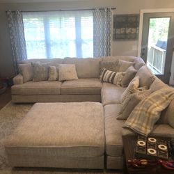 Super comfortable /Rawcliffe Parchment Modular Sectional /couch /Living room set