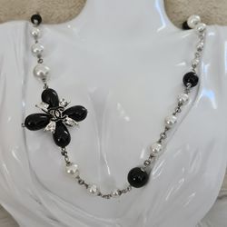 FASHION black and white necklace