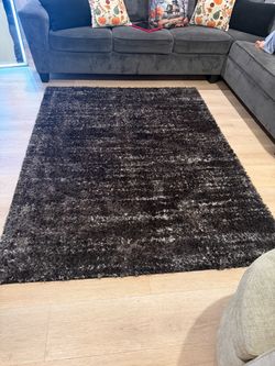 Tapete peludo negro con gris