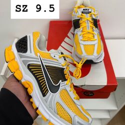 NEW Nike Vomero 5 University Gold SZ 9.5