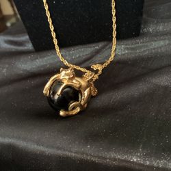 Cat Curling Black Glass Necklace 