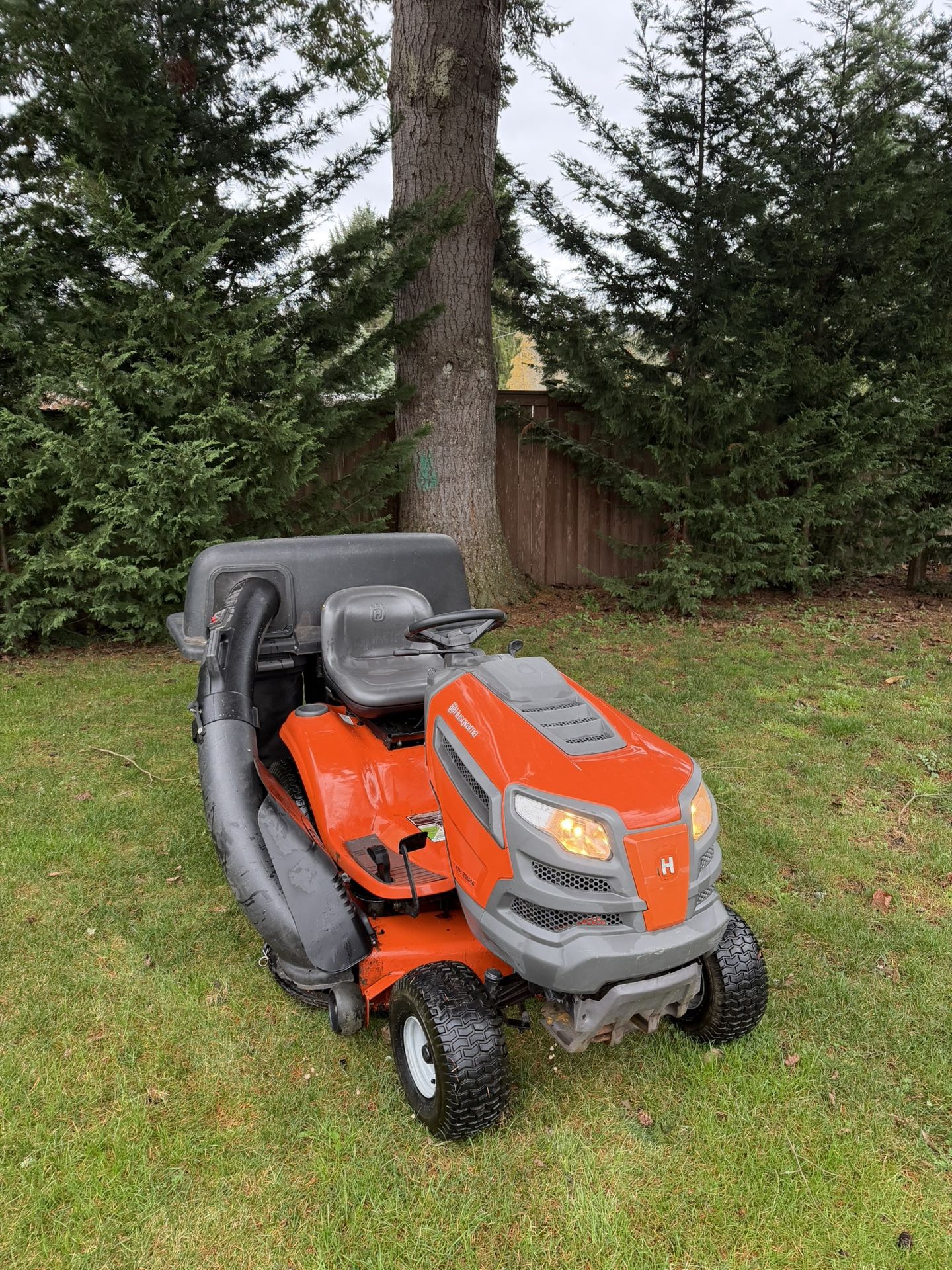 Husqvarna YTH22V46 Riding Lawnmower Mower With Bagger 