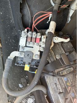 2017 Alfa Romeo Giulia rear battery positive terminal wire fuse box