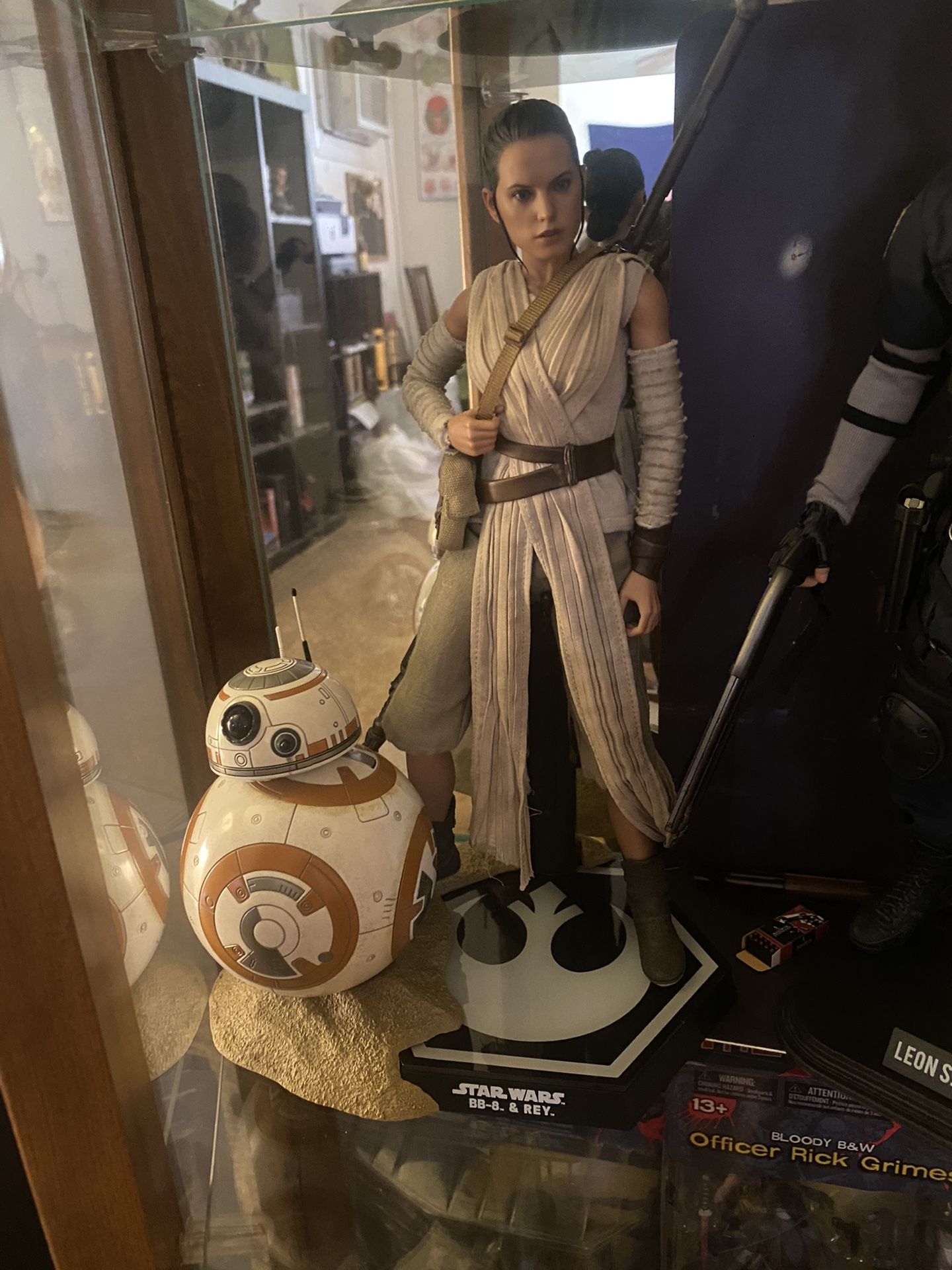 Hot Toys 1:6 Rey and BB8 Star Wars The Force Awakens Sideshow