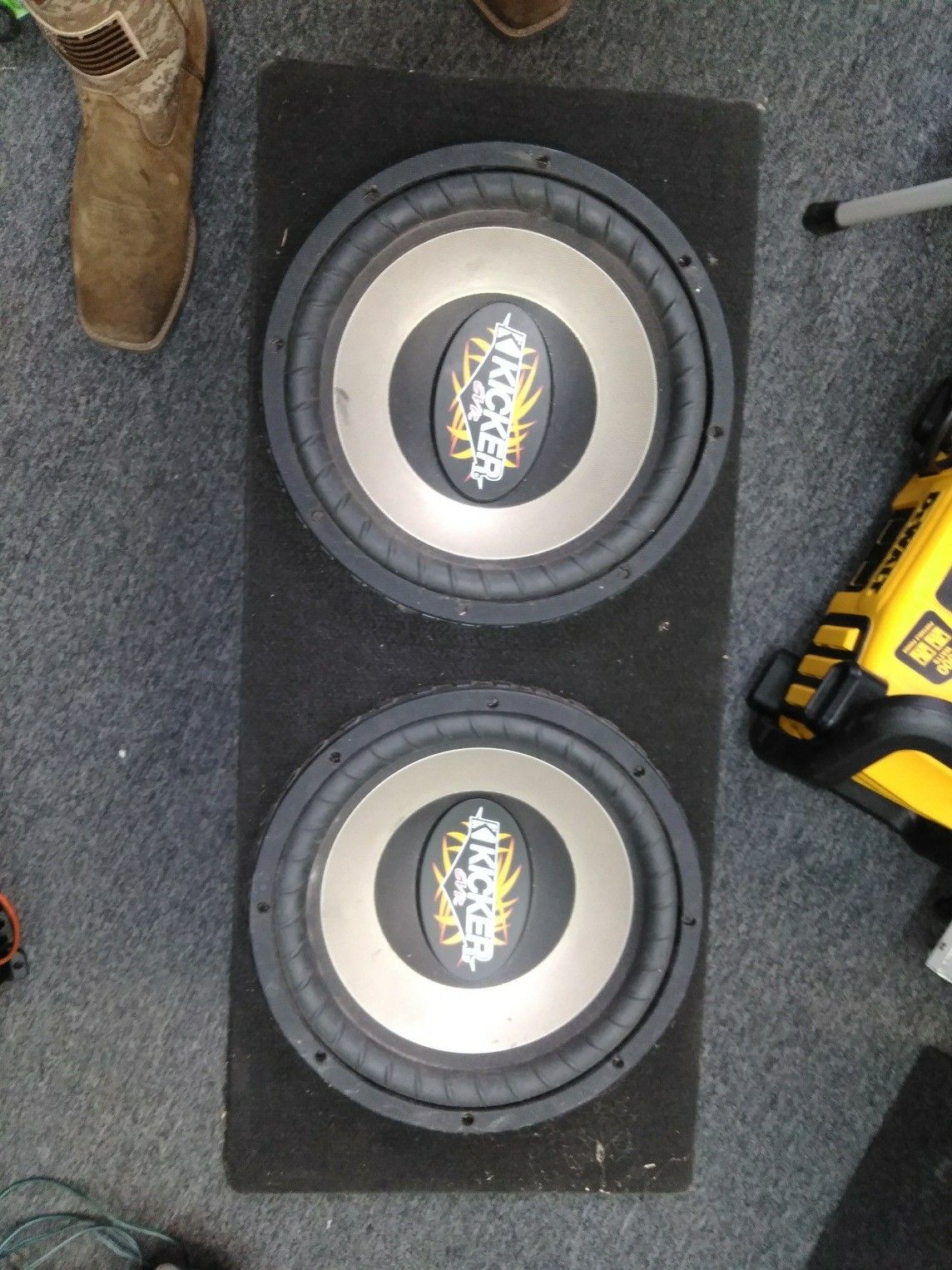 Set of old school kicker cvr 12in speakers in box