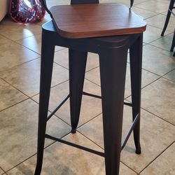 4 Swivel  Seat Bar Stools
