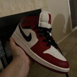 Nike Air Jordan 1 Mid Chicago 