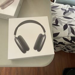 Wireless Black Headphones 