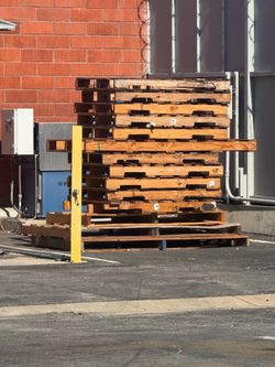 Free pallets in Gardena