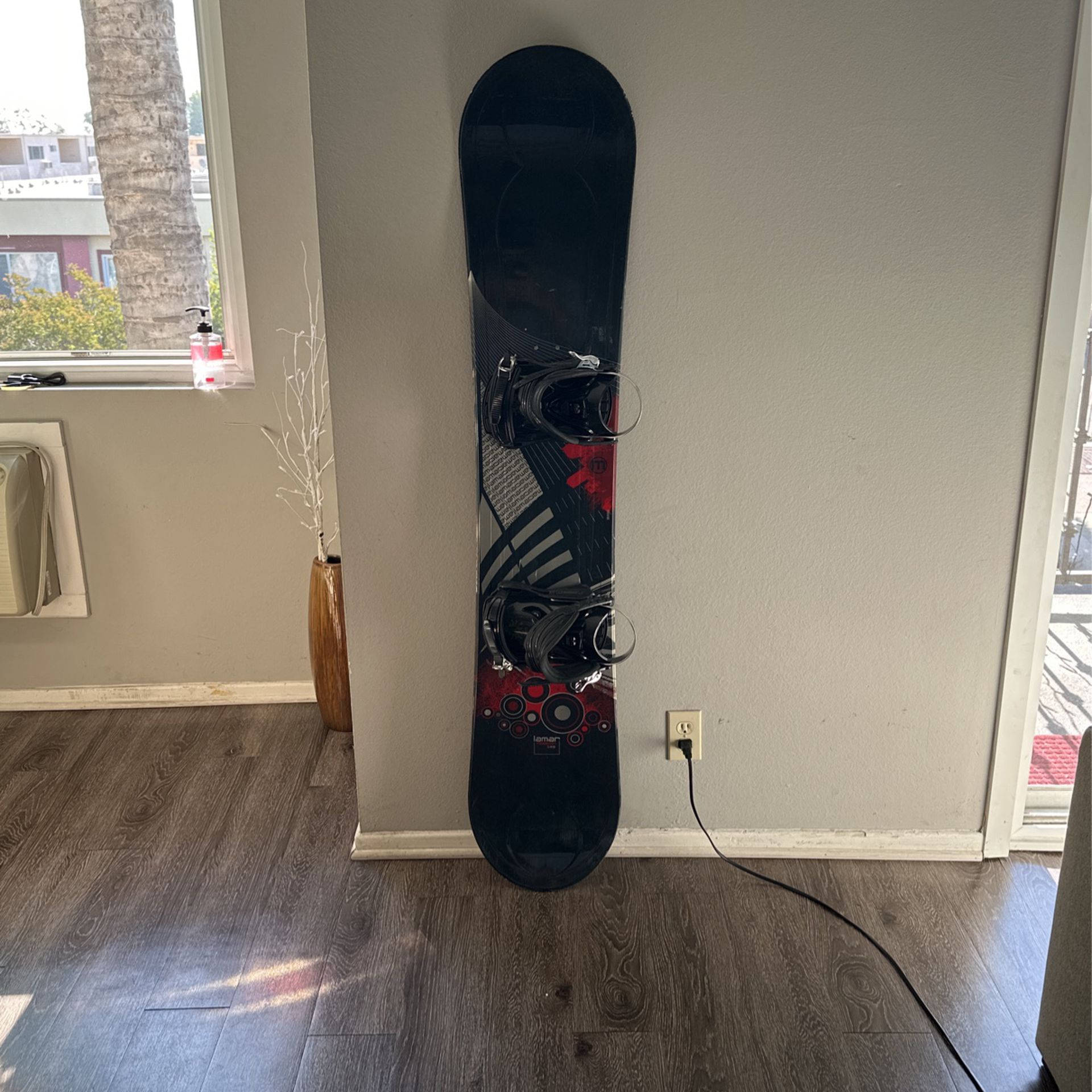 Lamar 163cm Snowboard With Large Avalanche Bindings