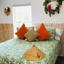 Like New White Platform Queen Bedframe Bed Mattress Frame Headboard Cover 