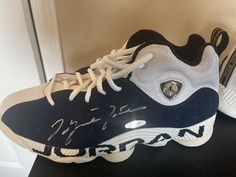 Autographed Team Jordan Sz 12. 1998 Jumpmans