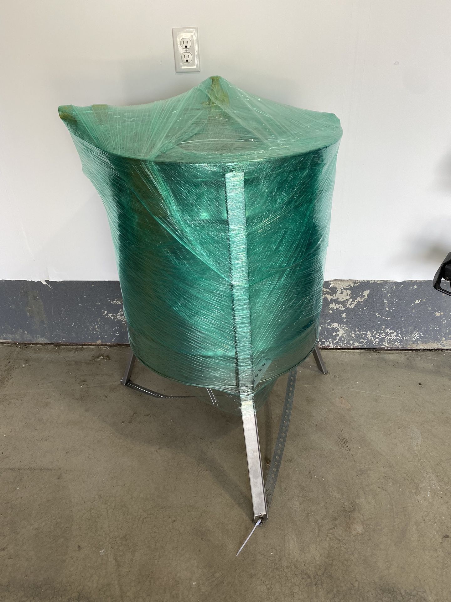 Honey Extractor - Mann Lake 18 Frame Hand Crank Radial Extractor