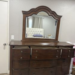 Dresser & Nightstands