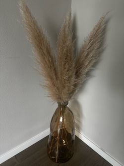 Brown decorative vase with pampass grass